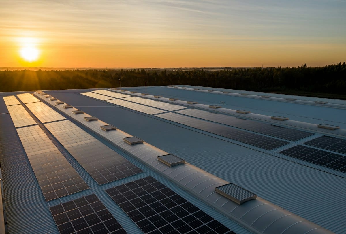 1.5HP Air Conditioner on Solar: What Size System Do You Need? 2 Air conditioner on solar Nigeria - rooftop panels powering cooling